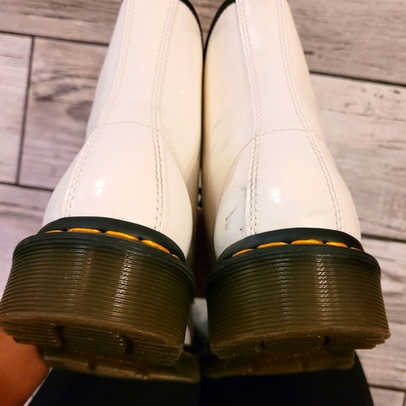 DR MARTENS 1460 Women's size 7 White smooth patent leather 8 eye lace-up boots - Picture 11 of 15